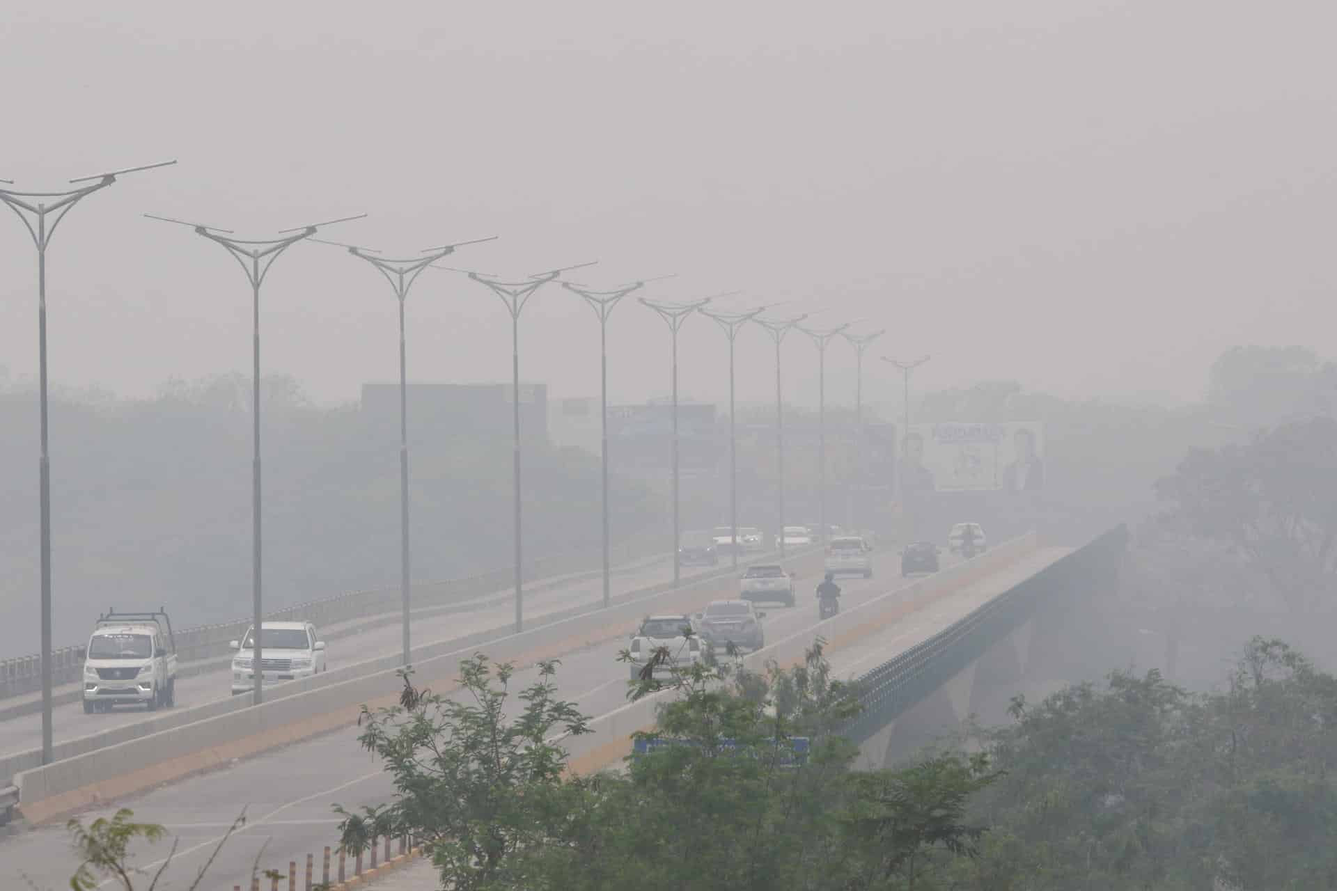 Vehículos transitan en medio de una capa de humo este lunes, en Santa Cruz (Bolivia). Los despegues desde el Aeropuerto Internacional de Viru Viru, el más importante de Bolivia, fueron suspendidos este lunes debido a la densidad del humo originado por los incendios forestales que afectan principalmente la región oriental de Santa Cruz. EFE/ Juan Carlos Torrejón