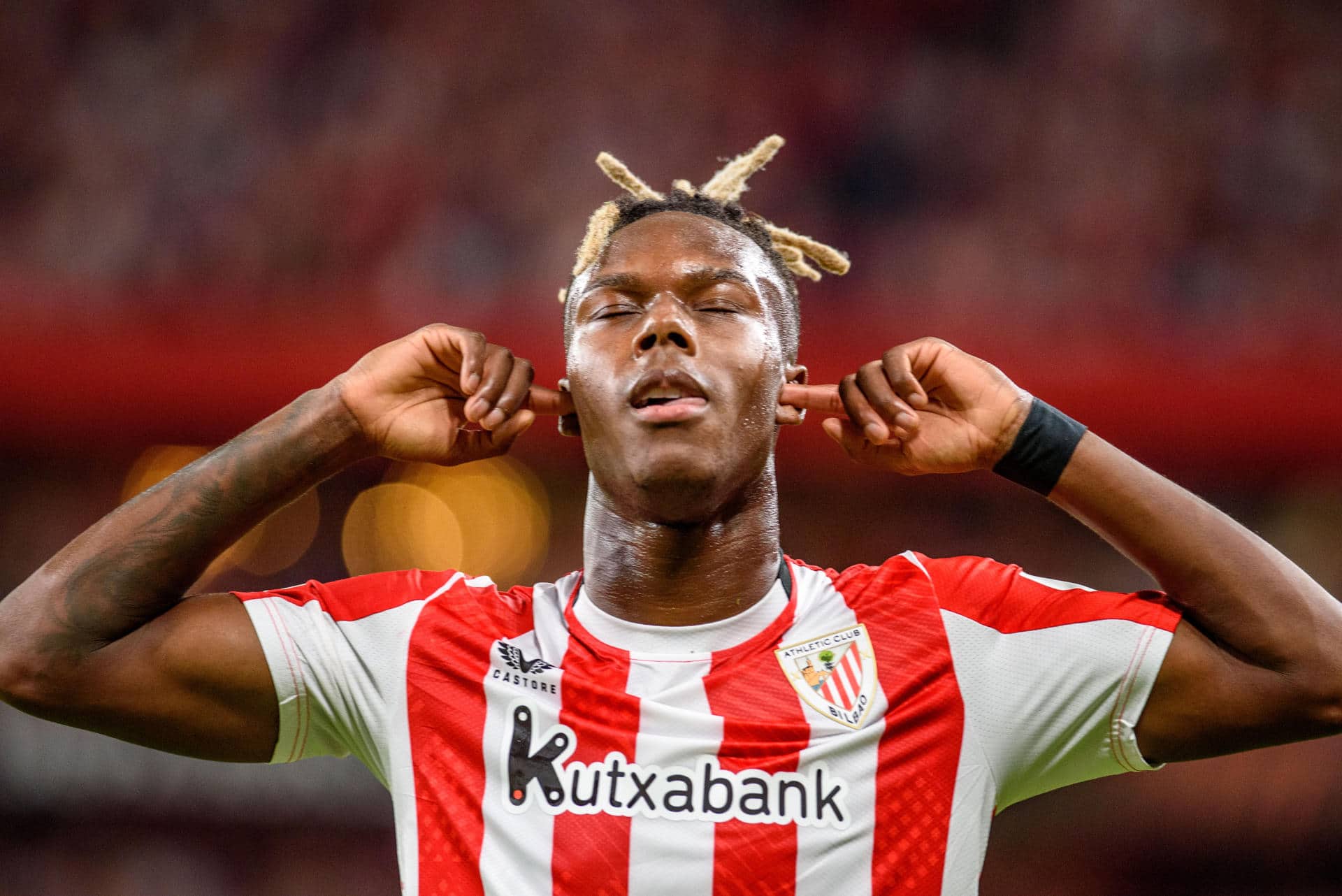 El delantero Nico Williams del Athletic Club de Bilbao celebra su gol ante el Slavia de Praga durante el partido de Liga Europa disputado este jueves en San Mamés. EFE/ Javier Zorrilla