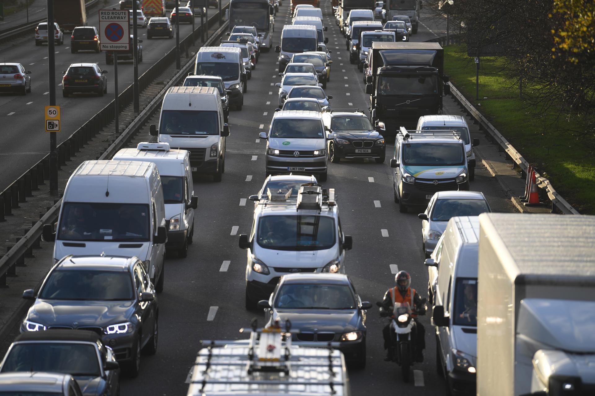 En la imagen de archivo, congestión de tráfico en la carretera de circunvalación norte de Londres. EPA/NEIL HALL