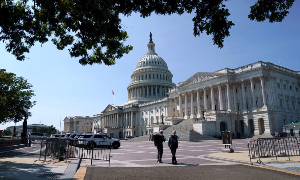 Fotografía de archivo del 9 de septiembre de 2024 de personas caminando frente al Capitolio, sede del Congreso estadounidense, en Washington (Estados Unidos). EFE/ Will Oliver