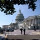 Fotografía de archivo del 9 de septiembre de 2024 de personas caminando frente al Capitolio, sede del Congreso estadounidense, en Washington (Estados Unidos). EFE/ Will Oliver