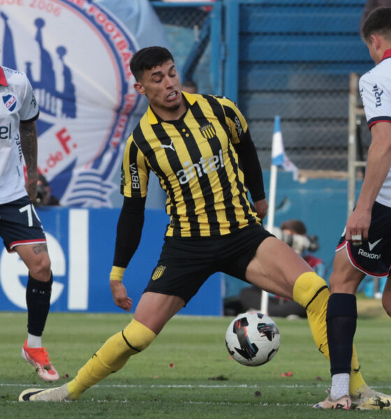 Lucas Sanabria (d) de Nacional disputa un balón con Leonardo Sequeira de Peñarol. EFE/ Gaston Britos