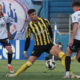 Lucas Sanabria (d) de Nacional disputa un balón con Leonardo Sequeira de Peñarol. EFE/ Gaston Britos