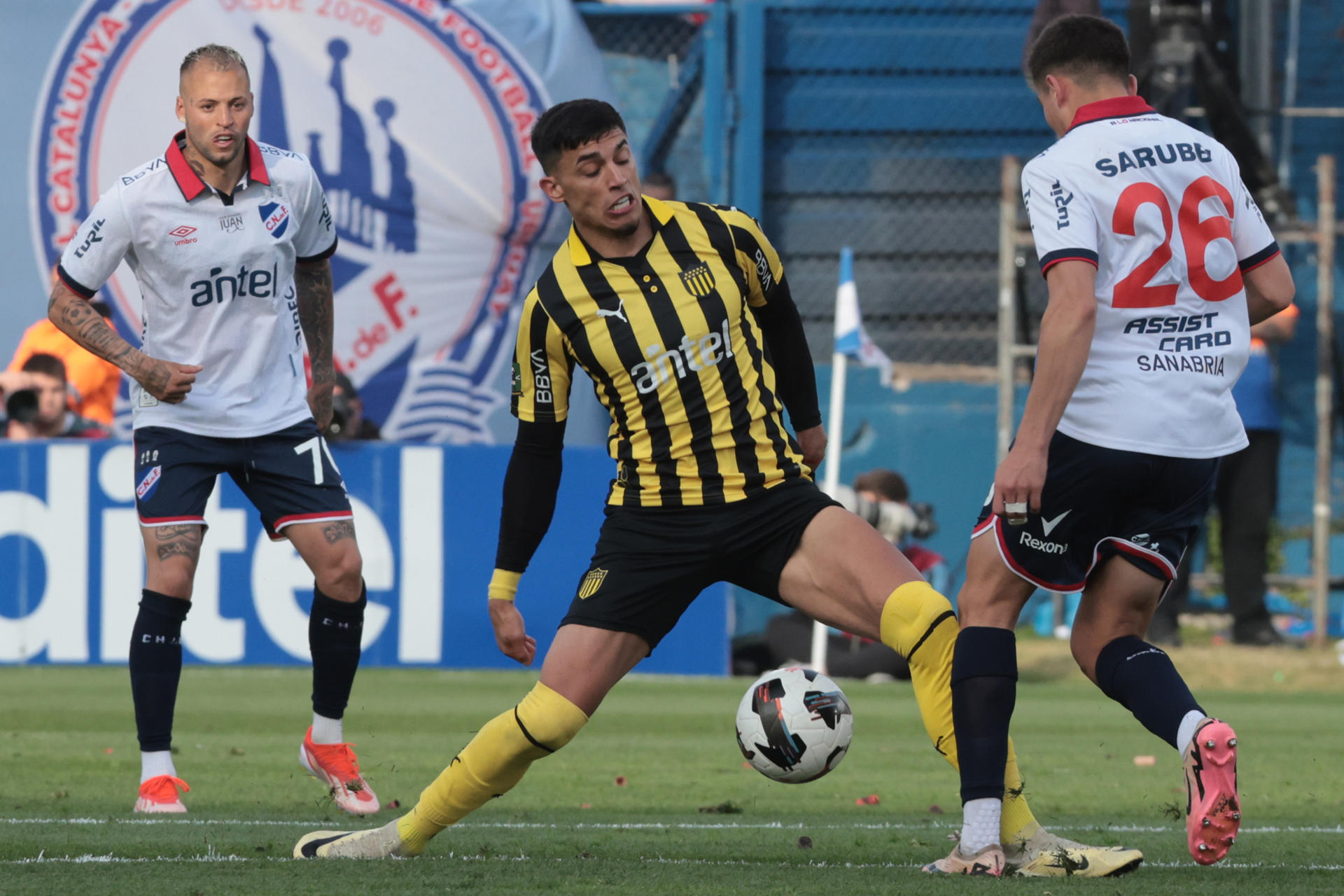 Lucas Sanabria (d) de Nacional disputa un balón con Leonardo Sequeira de Peñarol. EFE/ Gaston Britos