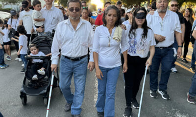 Personas participan en una marcha durante el Día Internacional del Bastón Blanco este martes, en Hermosillo (México). EFE/ Daniel Sánchez