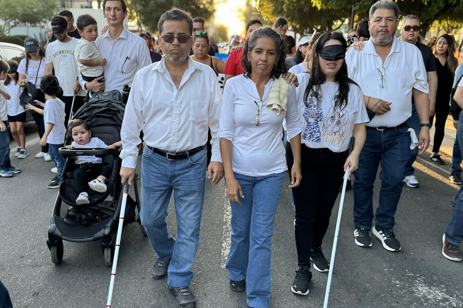 Personas participan en una marcha durante el Día Internacional del Bastón Blanco este martes, en Hermosillo (México). EFE/ Daniel Sánchez