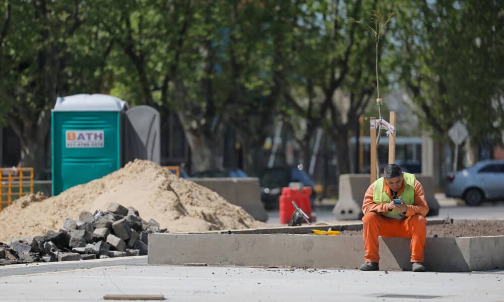 Fotografía de archivo en donde un obrero descansa al lado de una construcción en las calles de Buenos Aires (Argentina). EFE/ Juan Ignacio Roncoroni