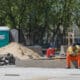 Fotografía de archivo en donde un obrero descansa al lado de una construcción en las calles de Buenos Aires (Argentina). EFE/ Juan Ignacio Roncoroni