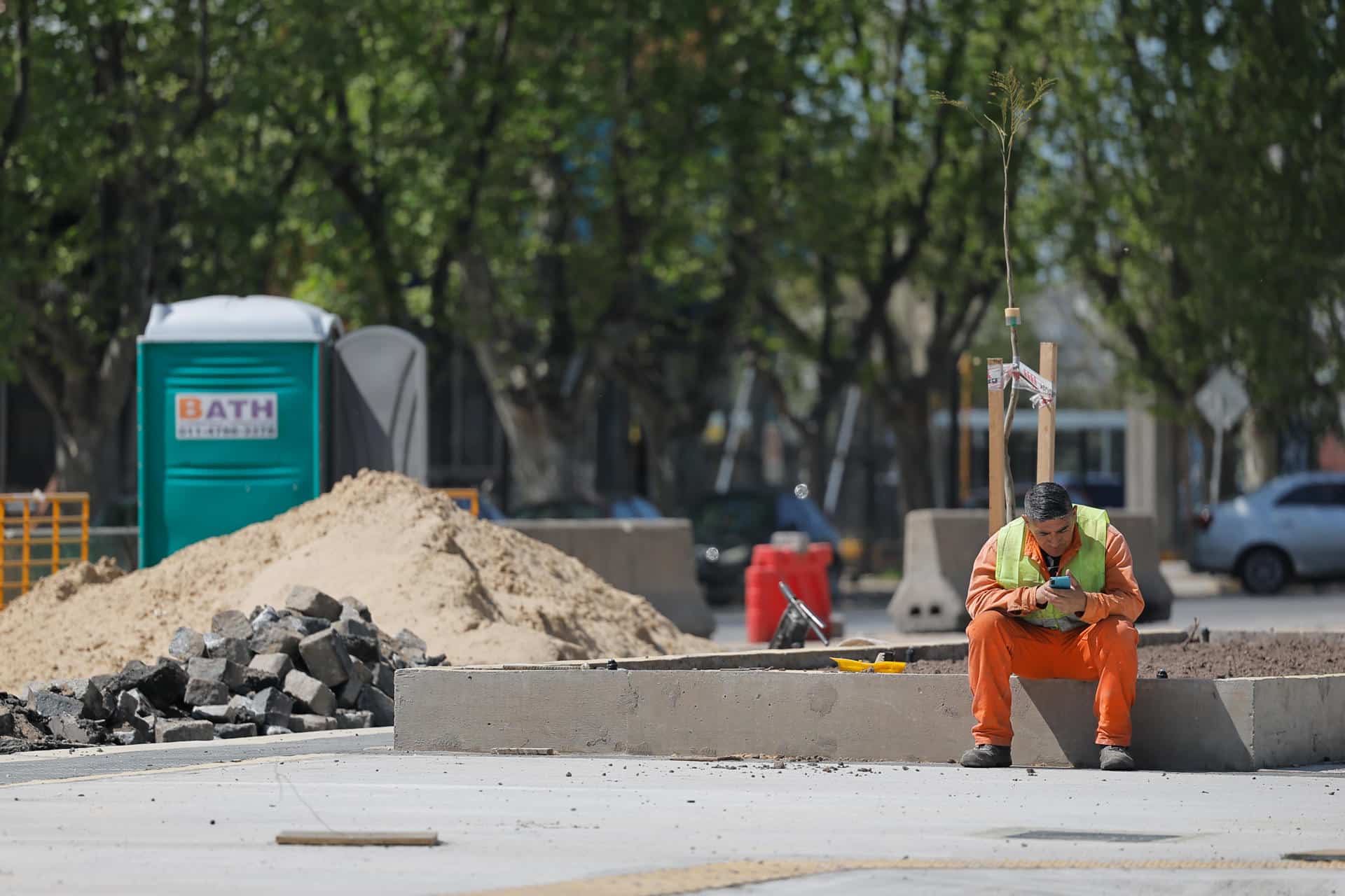 Fotografía de archivo en donde un obrero descansa al lado de una construcción en las calles de Buenos Aires (Argentina). EFE/ Juan Ignacio Roncoroni