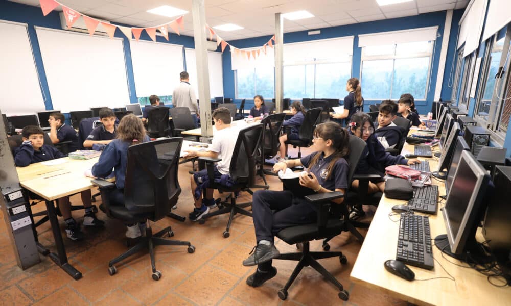 Estudiantes asisten a clases en el Colegio María de Guadalupe en Buenos Aires (Argentina). EFE/ Juan Ignacio Roncoroni