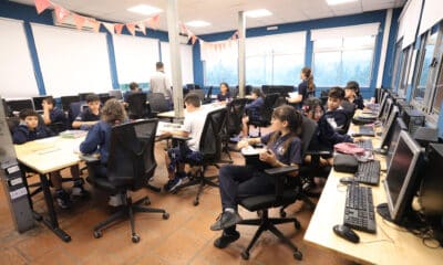 Estudiantes asisten a clases en el Colegio María de Guadalupe en Buenos Aires (Argentina). EFE/ Juan Ignacio Roncoroni