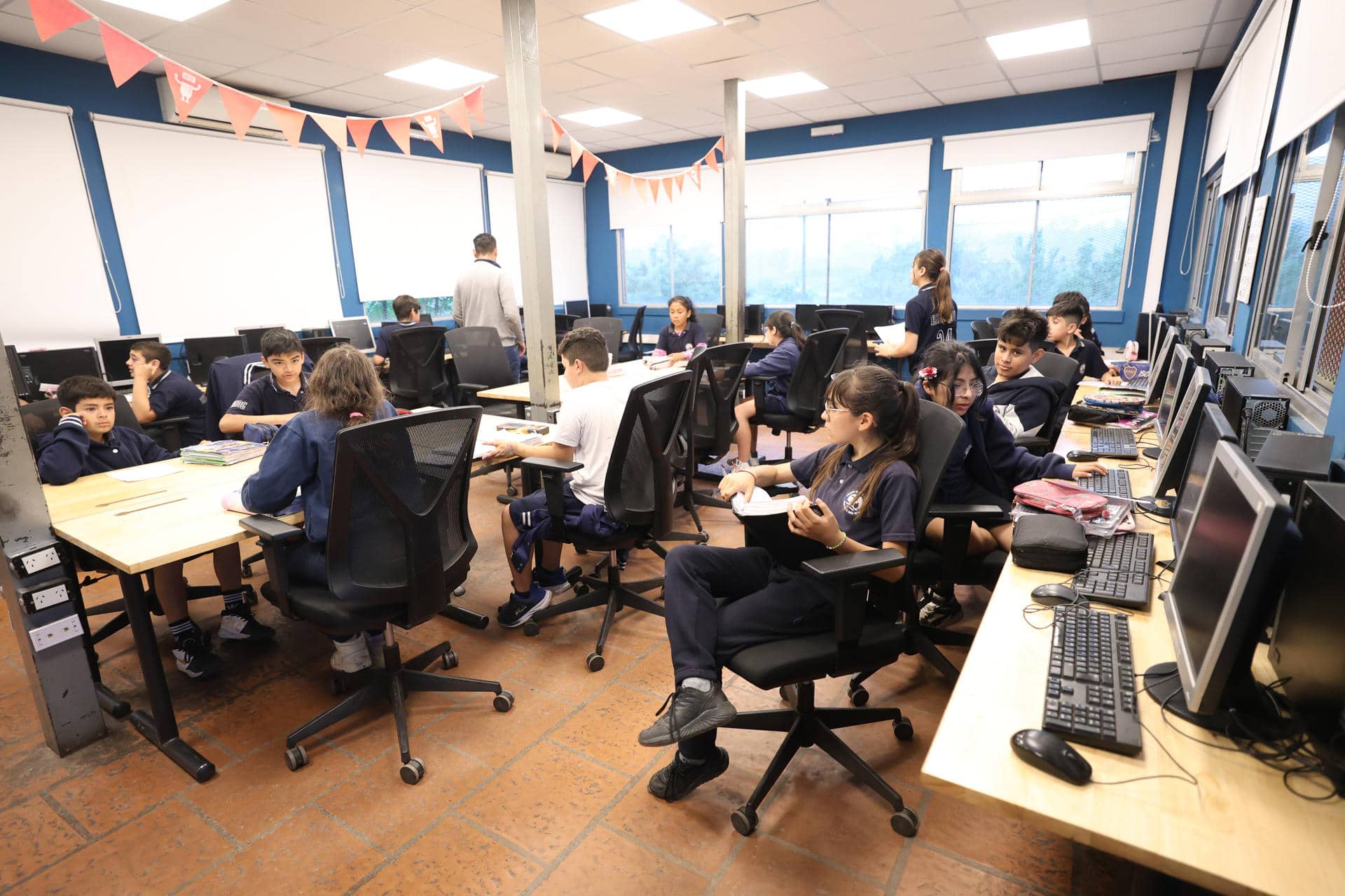 Estudiantes asisten a clases en el Colegio María de Guadalupe en Buenos Aires (Argentina). EFE/ Juan Ignacio Roncoroni