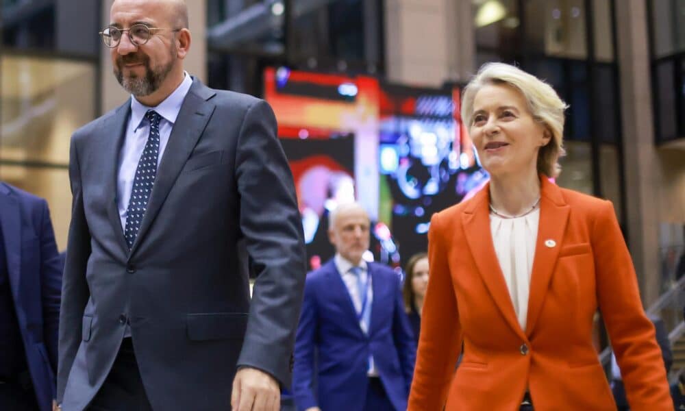 El presidente del Consejo Europeo, Charles Michel (izq.), y la presidenta de la Comisión Europea, Ursula von der Leyen, se dirigen a la conferencia de prensa final durante la cumbre del Consejo Europeo en Bruselas, Bélgica, el 17 de octubre de 2024.EFE/EPA/Olivier Hoslet