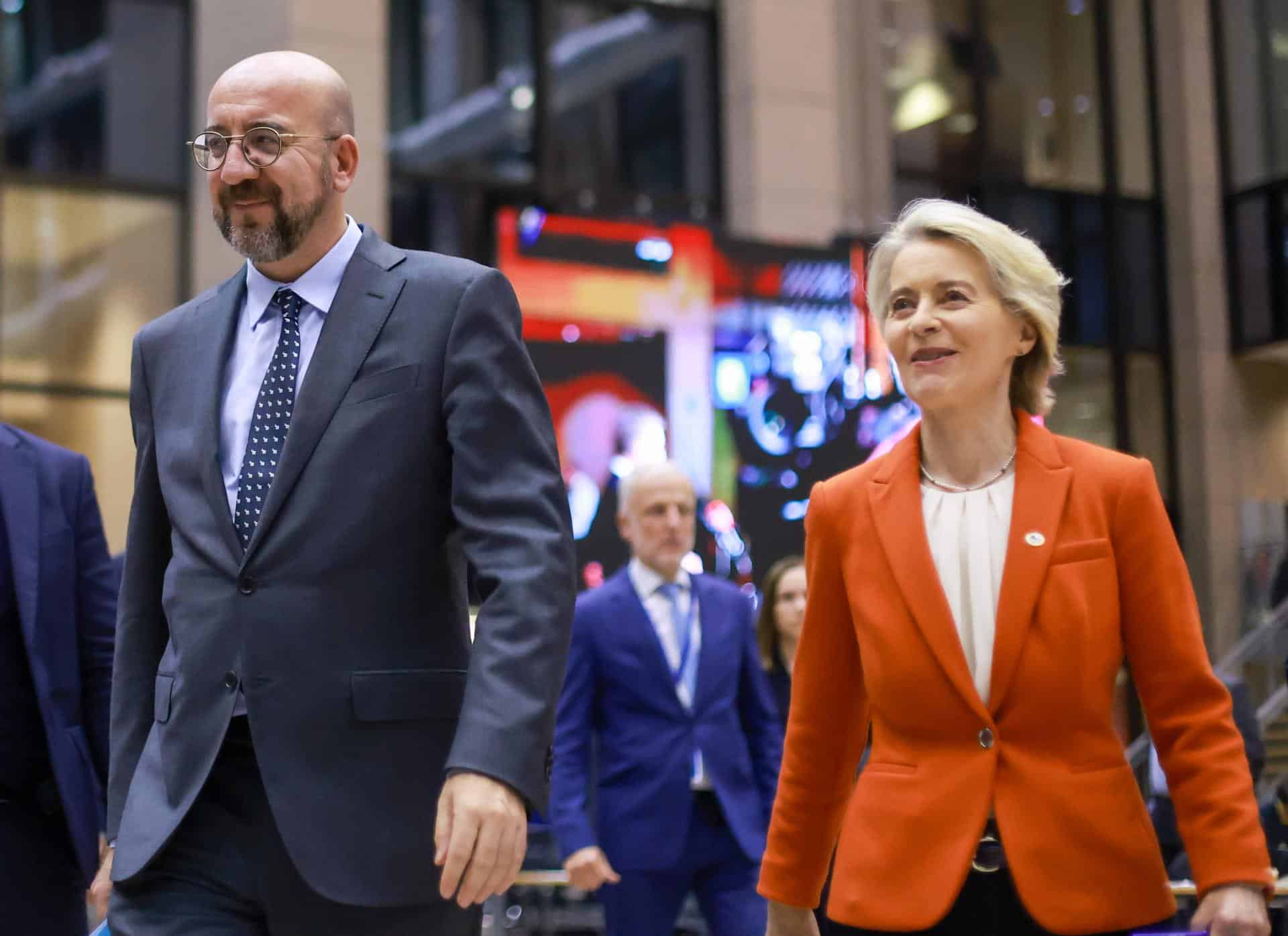 El presidente del Consejo Europeo, Charles Michel (izq.), y la presidenta de la Comisión Europea, Ursula von der Leyen, se dirigen a la conferencia de prensa final durante la cumbre del Consejo Europeo en Bruselas, Bélgica, el 17 de octubre de 2024.EFE/EPA/Olivier Hoslet