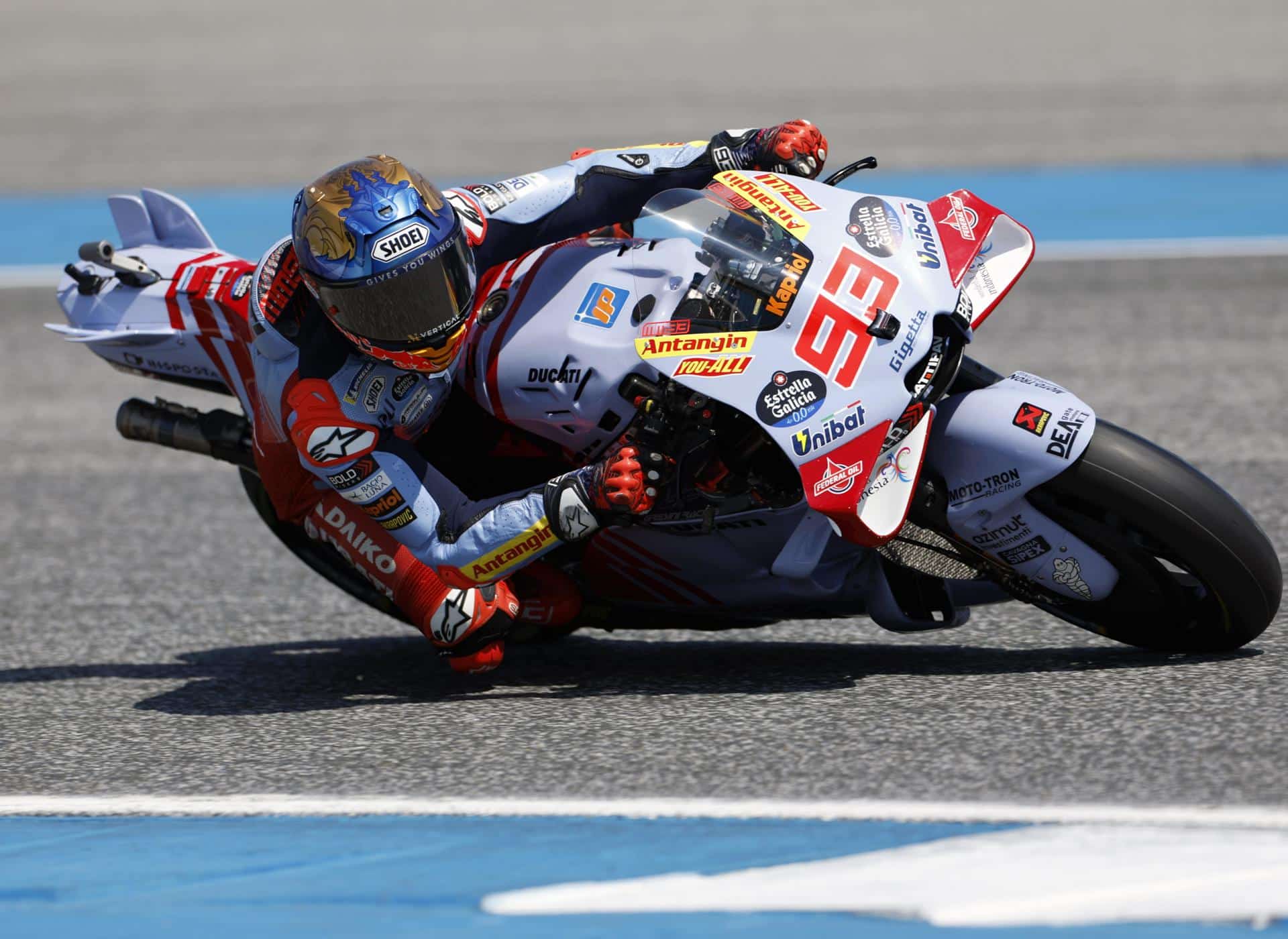 El español Marc Márquez (Ducati Desmosedici GP23) estableció un nuevo récord absoluto del circuito de Buriram al ser el más rápido en la práctica oficial del Gran Premio de Tailandia de MotoGP. EFE/EPA/RUNGROJ YONGRIT