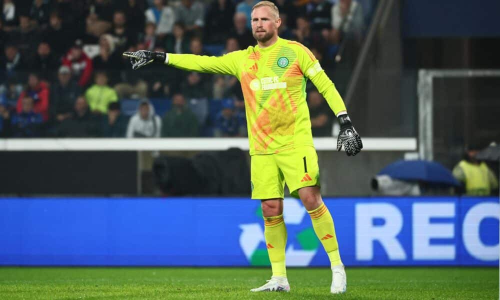 El portero del Celtic Kasper Schmeichel gesticula durante el partido de fútbol de la Liga de Campeones de la UEFA entre el Atalanta BC y el Celtic FC en el estadio de Bérgamo en Bérgamo, Italia, 23 de octubre de 2024. (Liga de Campeones, Italia). EFE/EPA/MICHELE MARAVIGLIA