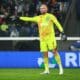 El portero del Celtic Kasper Schmeichel gesticula durante el partido de fútbol de la Liga de Campeones de la UEFA entre el Atalanta BC y el Celtic FC en el estadio de Bérgamo en Bérgamo, Italia, 23 de octubre de 2024. (Liga de Campeones, Italia). EFE/EPA/MICHELE MARAVIGLIA