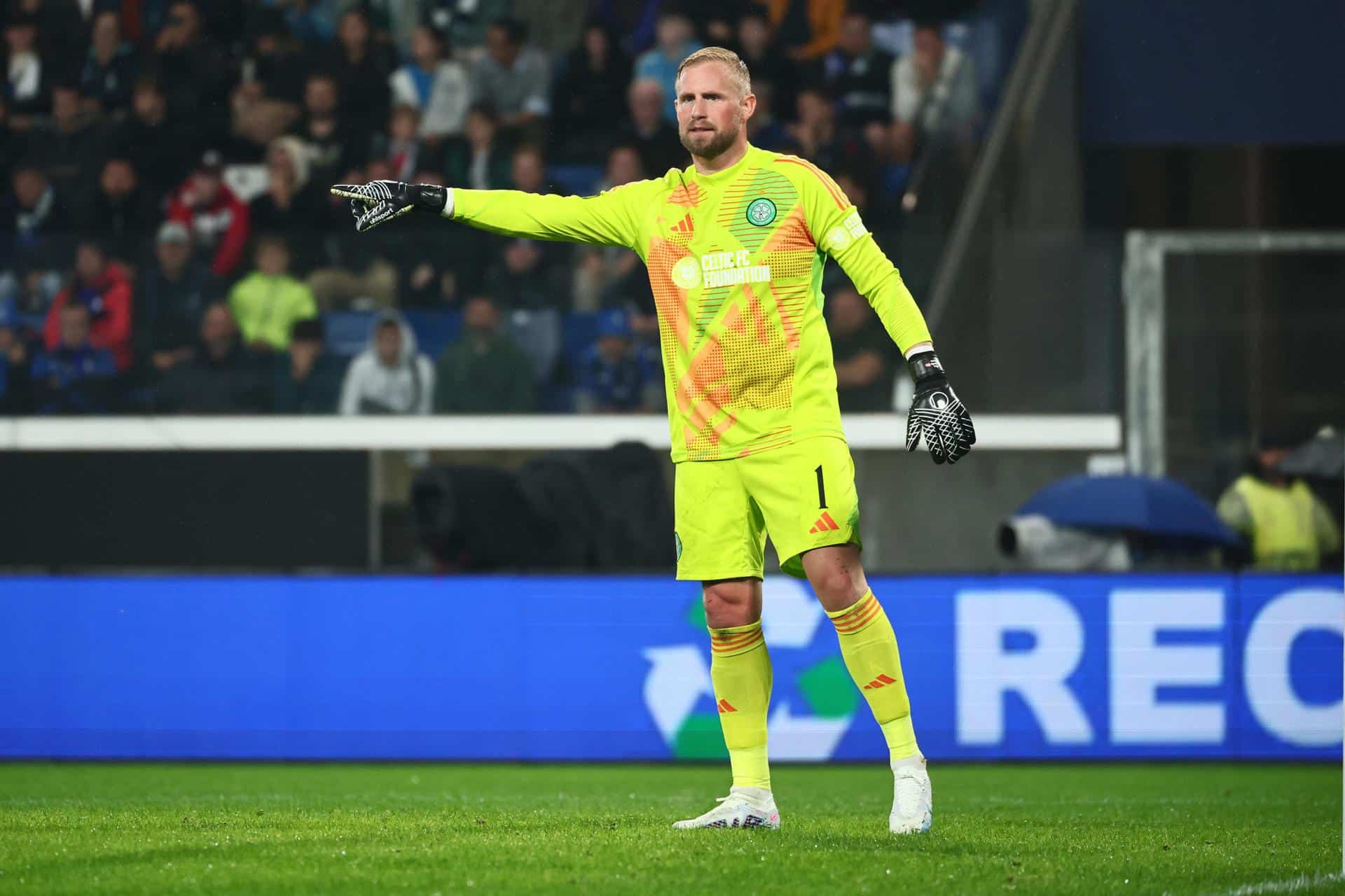 El portero del Celtic Kasper Schmeichel gesticula durante el partido de fútbol de la Liga de Campeones de la UEFA entre el Atalanta BC y el Celtic FC en el estadio de Bérgamo en Bérgamo, Italia, 23 de octubre de 2024. (Liga de Campeones, Italia). EFE/EPA/MICHELE MARAVIGLIA