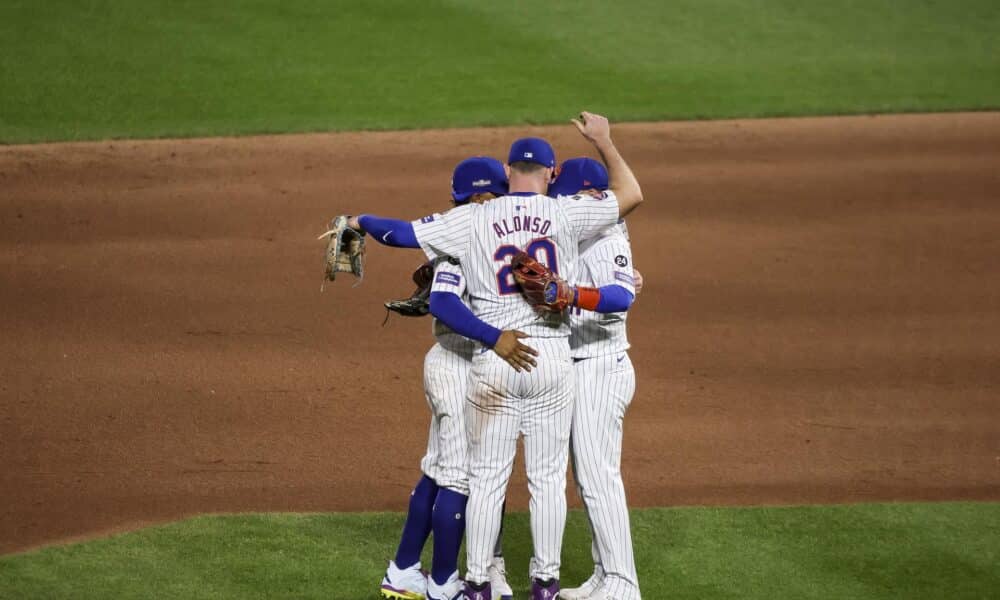 Los jugadores del cuadro interior de los Mets celebran la victoria en el quinto juego de la Serie de Campeonato de la Liga Nacional de Béisbol de las Grandes Ligas (MLB). EFE/EPA/SARAH YENESEL