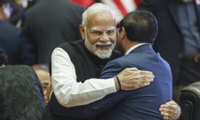 El primer ministro de la India, Narendra Modi (izq.), saluda al Primer Ministro de Vietnam, Pham Minh Chinh (der.), durante la 21ª Cumbre ASEAN-India como parte de las 44ª y 45ª Cumbres de la ASEAN y Cumbres Relacionadas en el Centro Nacional de Convenciones en Vientiane, Laos, el 10 de octubre de 2024. 
 EFE/EPA/RUNGROJ YONGRIT