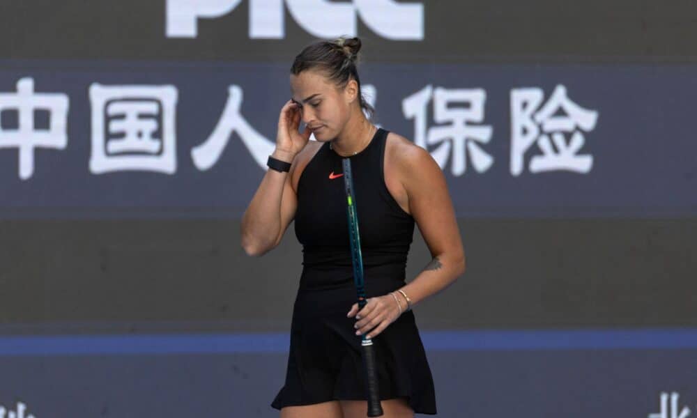 La bielorrusa Aryna Sabalenka durante su partido de cuarta ronda de individuales femenino contra la estadounidense Madison Keys en el Abierto de China en Pekín. EFE/EPA/JESSICA LEE