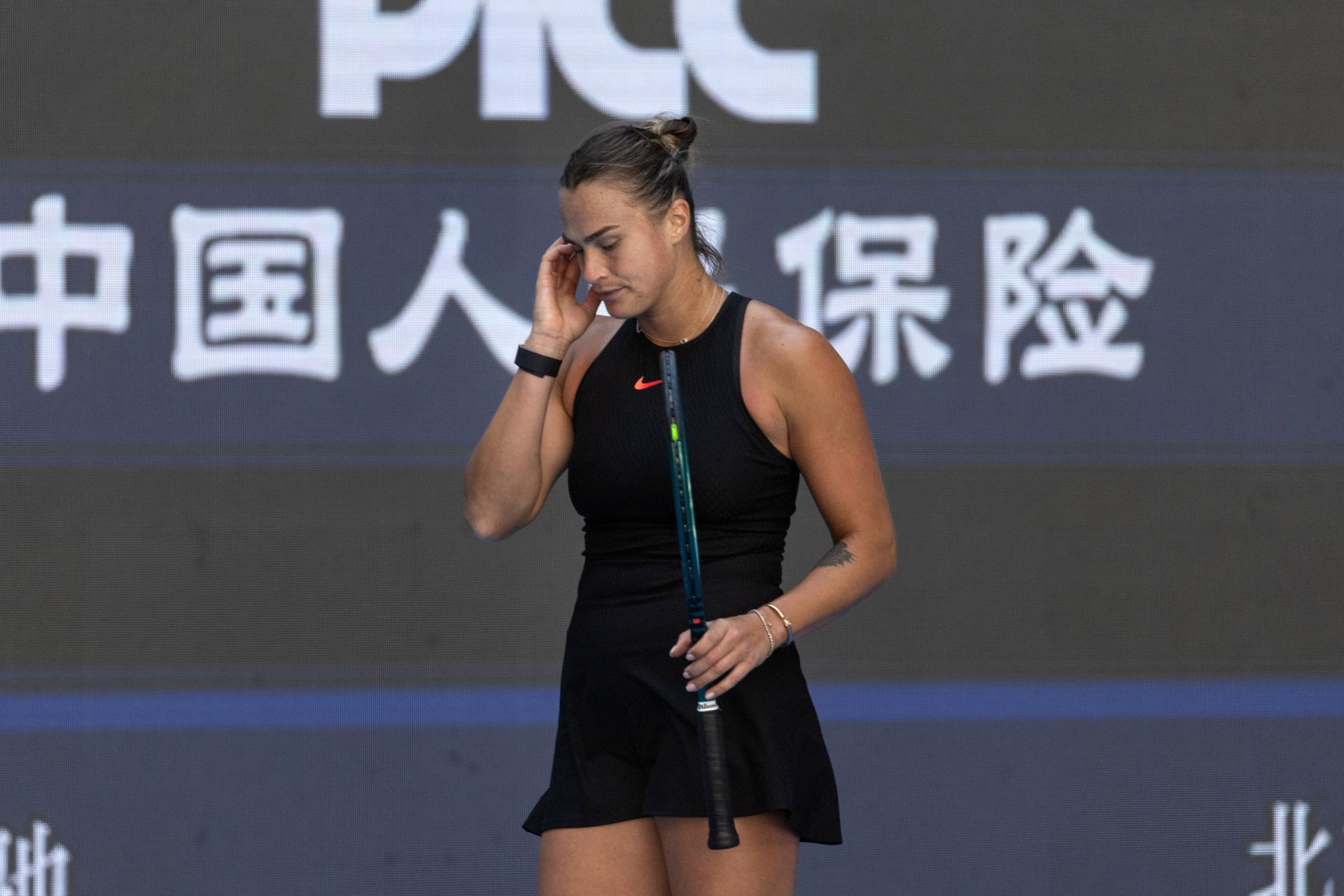 La bielorrusa Aryna Sabalenka durante su partido de cuarta ronda de individuales femenino contra la estadounidense Madison Keys en el Abierto de China en Pekín. EFE/EPA/JESSICA LEE