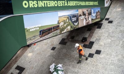 Un trabajador camina por las instalaciones del Aeropuerto Internacional Salgado Filho este viernes, en Porto Alegre (Brasil). El aeropuerto de la ciudad brasileña de Porto Alegre, uno de los mayores del país, volvió a operar este viernes más de cinco meses después de que unas devastadoras inundaciones cubrieran de agua la región sur de Brasil. EFE/ Daniel Marenco