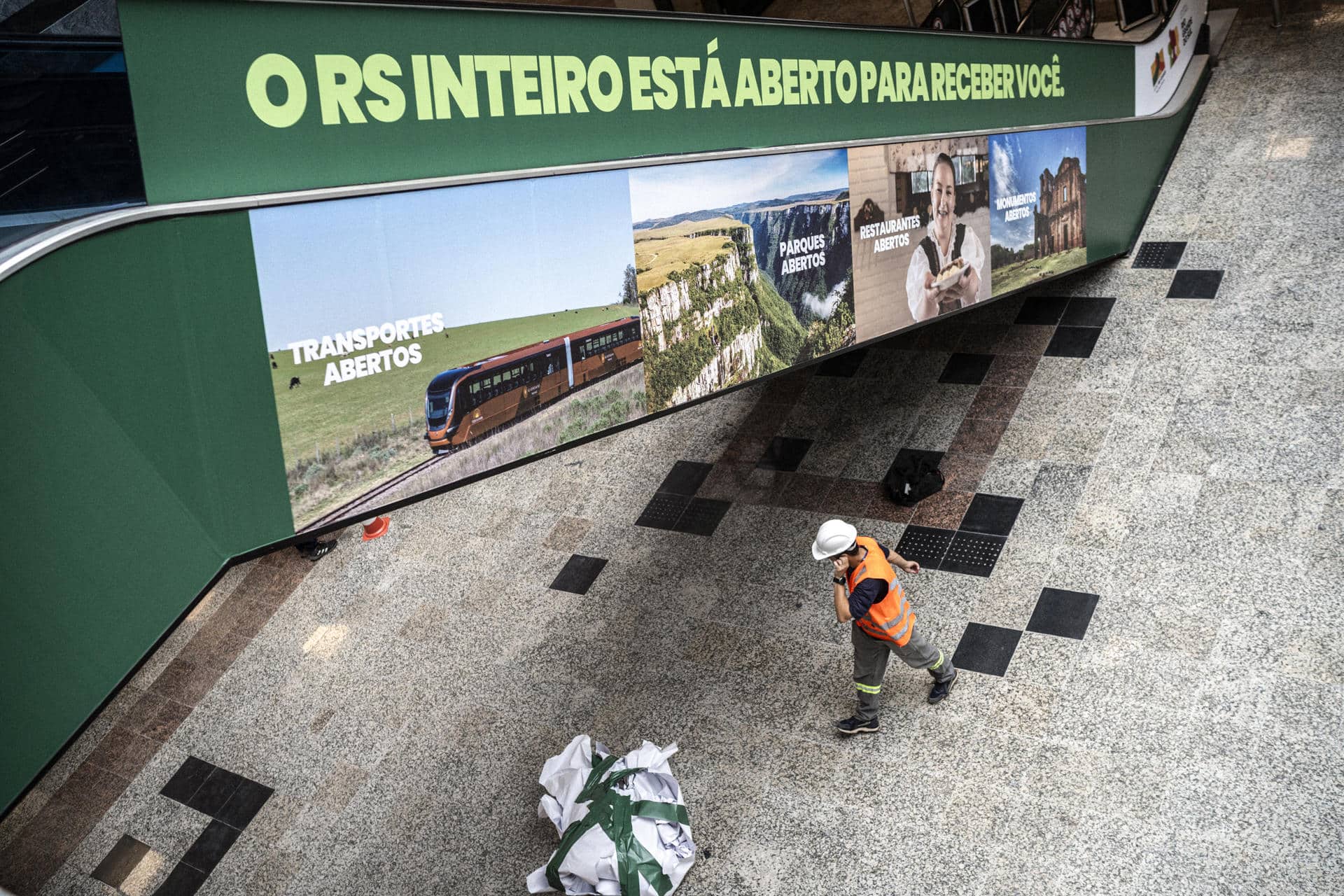 Un trabajador camina por las instalaciones del Aeropuerto Internacional Salgado Filho este viernes, en Porto Alegre (Brasil). El aeropuerto de la ciudad brasileña de Porto Alegre, uno de los mayores del país, volvió a operar este viernes más de cinco meses después de que unas devastadoras inundaciones cubrieran de agua la región sur de Brasil. EFE/ Daniel Marenco