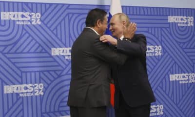 El presidente ruso, Vladimir Putin (derecha), recibe al presidente de Bolivia, Luis Alberto Arce Catacora, antes de su reunión al margen de la cumbre BRICS en Kazán, Rusia, el 24 de octubre de 2024. La cumbre BRICS tendrá lugar del 22 al 24 de octubre. (Rusia) EFE/EPA/MÁXIMO SHIPENKOV