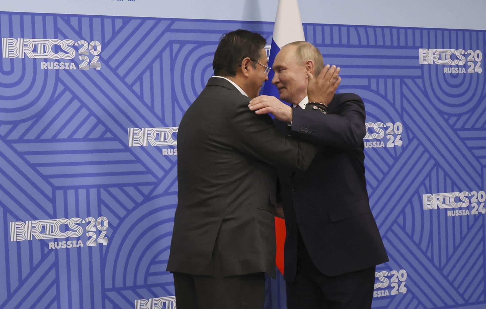 El presidente ruso, Vladimir Putin (derecha), recibe al presidente de Bolivia, Luis Alberto Arce Catacora, antes de su reunión al margen de la cumbre BRICS en Kazán, Rusia, el 24 de octubre de 2024. La cumbre BRICS tendrá lugar del 22 al 24 de octubre. (Rusia) EFE/EPA/MÁXIMO SHIPENKOV