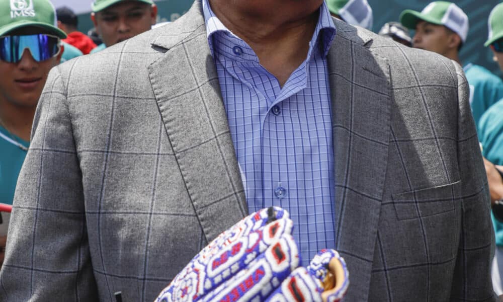 Fotografía de archivo del 4 de septiembre de 2022 del ex beisbolista mexicano Fernando Valenzuela durante una Clínica de Béisbol en el estadio Fray Nano, en Ciudad de México (México). EFE/ Isaac Esquivel