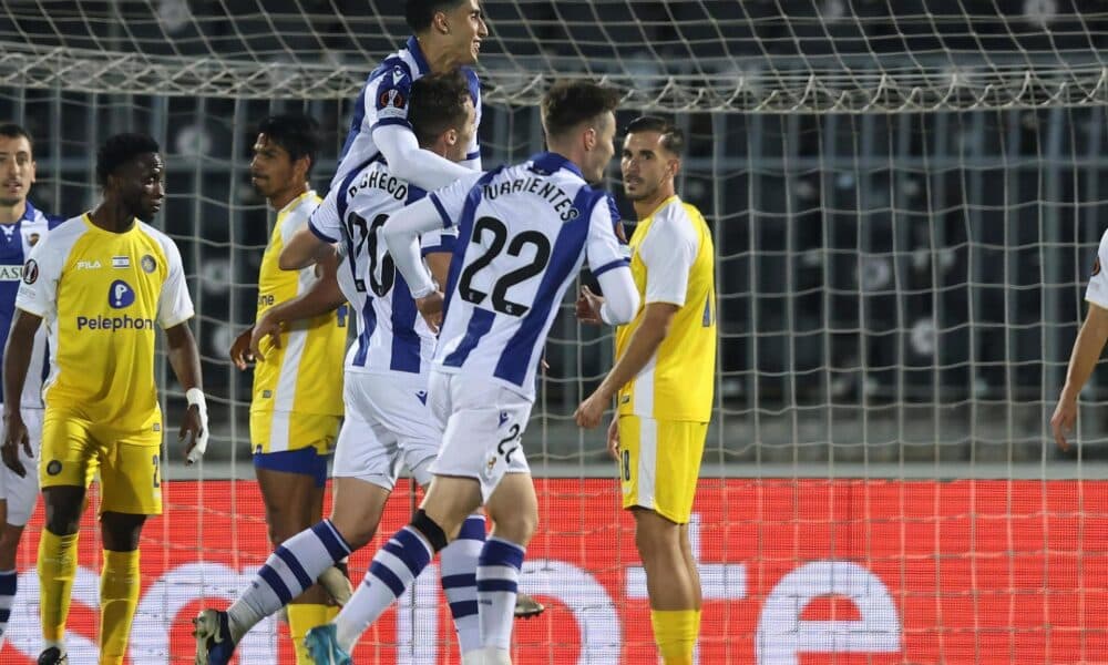 Jon Pacheco de la Real Sociedad marca el 1-0 durante el partido de la Liga Europa contra el Maccabi Tel Aviv en Belgrado. EFE/EPA/ANDREJ CUKIC