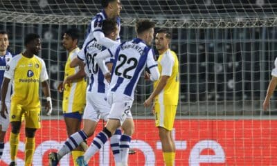 Jon Pacheco de la Real Sociedad marca el 1-0 durante el partido de la Liga Europa contra el Maccabi Tel Aviv en Belgrado. EFE/EPA/ANDREJ CUKIC