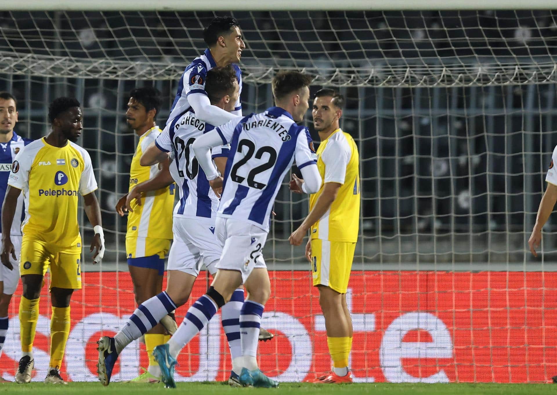 Jon Pacheco de la Real Sociedad marca el 1-0 durante el partido de la Liga Europa contra el Maccabi Tel Aviv en Belgrado. EFE/EPA/ANDREJ CUKIC