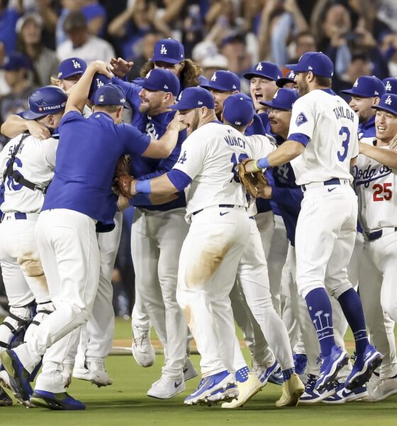 Los Dodgers de Los Ángeles celebran ganar el sexto juego de la Serie de Campeonato de la Liga Nacional de Béisbol de las Grandes Ligas (MLB). EFE/EPA/CAROLINE BREHMAN