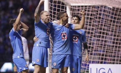 Jugadores de Cruz Azul celebran un gol ante Puebla durante un partido de la jornada 12 del torneo Apertura 2024 de la Liga MX, disputado en el estadio Cuauhtémoc, en Puebla (México). EFE/ Hilda Ríos