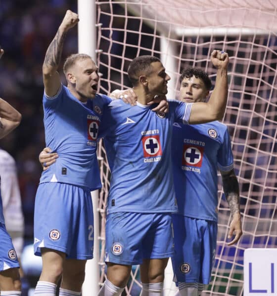 Jugadores de Cruz Azul celebran un gol ante Puebla durante un partido de la jornada 12 del torneo Apertura 2024 de la Liga MX, disputado en el estadio Cuauhtémoc, en Puebla (México). EFE/ Hilda Ríos