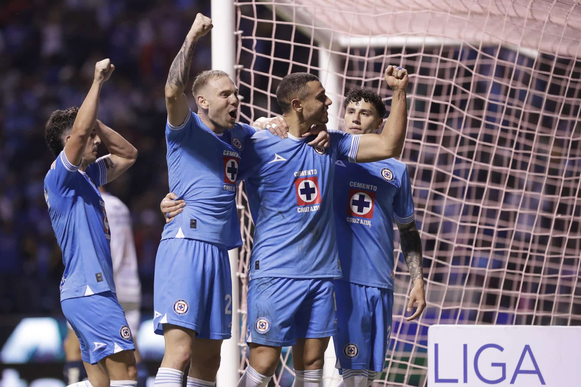 Jugadores de Cruz Azul celebran un gol ante Puebla durante un partido de la jornada 12 del torneo Apertura 2024 de la Liga MX, disputado en el estadio Cuauhtémoc, en Puebla (México). EFE/ Hilda Ríos