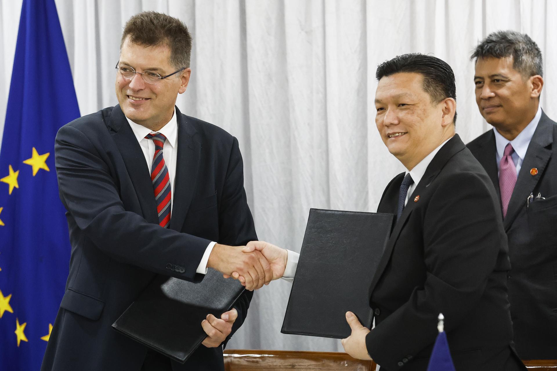 El comisario europeo de Gestión de Crisis, Janez Lenarcic (izquierda), en Yakarta, junto al director de la Agencia Humanitaria de la ASEAN (Asociación de Naciones del Sudeste Asiático), Lee Yam Ming (derecha).
EFE/EPA/MAST IRHAM