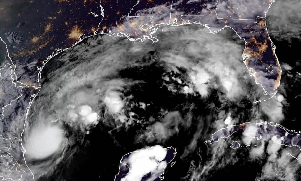 Fotografía satelital cedida por la Oficina Nacional de Administración Oceánica y Atmosférica (NOAA) a través del Centro Nacional de Huracanes (NHC) estadounidense donde se muestra la localización de la tormenta tropical Milton en el Golfo de México. EFE/NOAA-NHC /SOLO USO EDITORIAL /NO VENTAS /SOLO DISPONIBLE PARA ILUSTRAR LA NOTICIA QUE ACOMPAÑA /CRÉDITO OBLIGATORIO