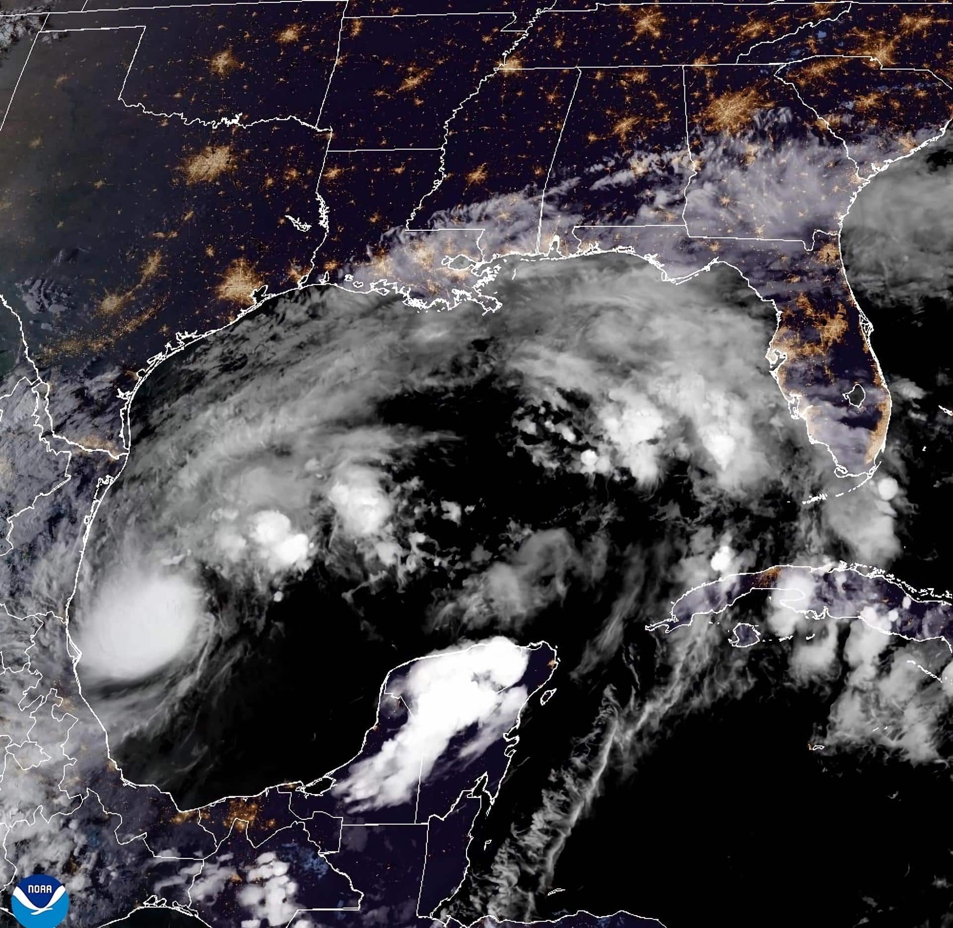 Fotografía satelital cedida por la Oficina Nacional de Administración Oceánica y Atmosférica (NOAA) a través del Centro Nacional de Huracanes (NHC) estadounidense donde se muestra la localización de la tormenta tropical Milton en el Golfo de México. EFE/NOAA-NHC /SOLO USO EDITORIAL /NO VENTAS /SOLO DISPONIBLE PARA ILUSTRAR LA NOTICIA QUE ACOMPAÑA /CRÉDITO OBLIGATORIO