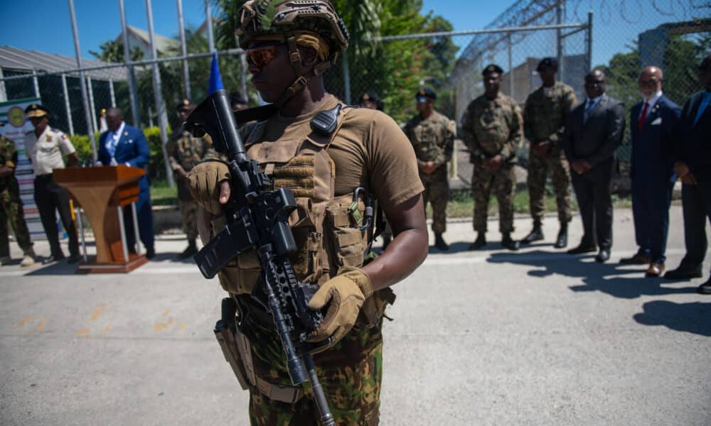 Militares de Bahamas son recibidos por la Policía Nacional de Haití este viernes, en Puerto Príncipe (Haití). El contingente llegó a la capital haitiana a bordo de un avión de una compañía de Bahamas, país que en agosto pasado prometió el envío de 150 efectivos. EFE/ Johnson Sabin