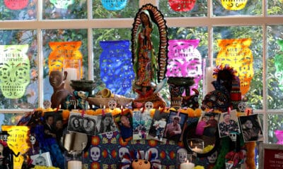 Fotografía de un altar compuesto por decorados con calaveras de azúcar, catrinas, pan de muerto, velas, papel picado y figuras mexicanas como alebrijes, colocado este jueves en la Casa Blanca en Washington (EE.UU.). EFE/ Octavio Guzmán