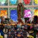 Fotografía de un altar compuesto por decorados con calaveras de azúcar, catrinas, pan de muerto, velas, papel picado y figuras mexicanas como alebrijes, colocado este jueves en la Casa Blanca en Washington (EE.UU.). EFE/ Octavio Guzmán