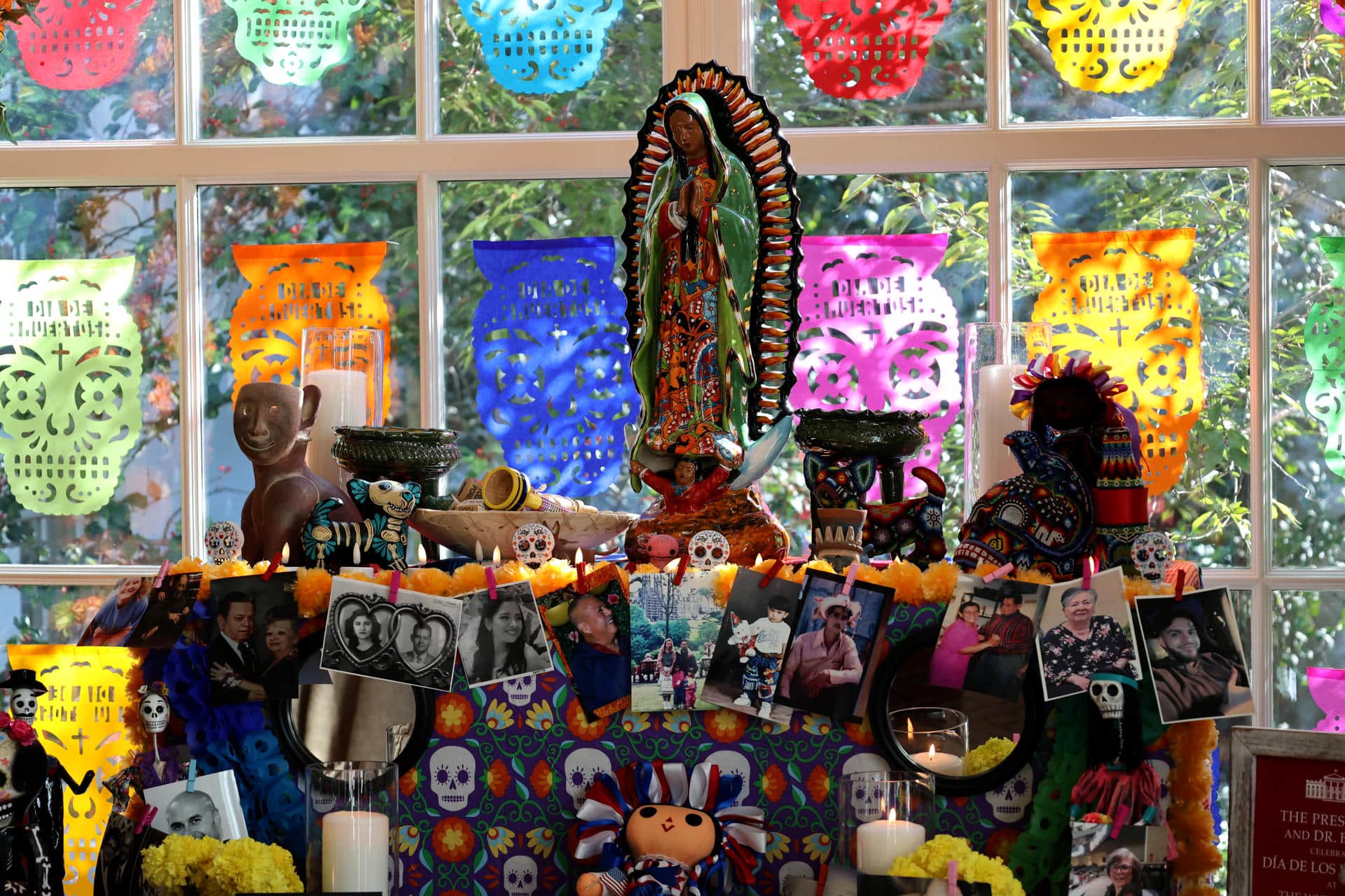 Fotografía de un altar compuesto por decorados con calaveras de azúcar, catrinas, pan de muerto, velas, papel picado y figuras mexicanas como alebrijes, colocado este jueves en la Casa Blanca en Washington (EE.UU.). EFE/ Octavio Guzmán