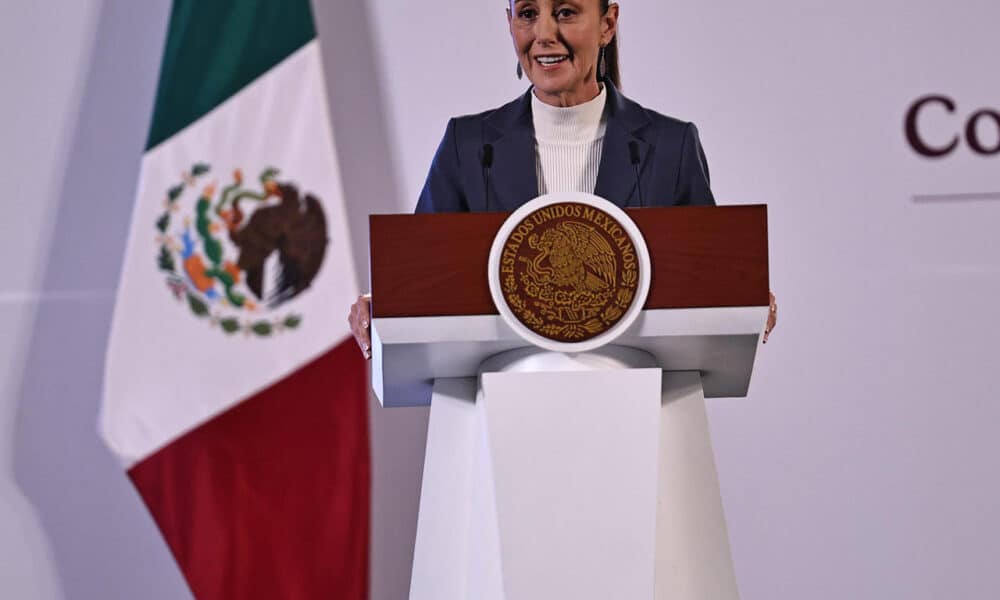 La presidenta de México, Claudia Sheinbaum, habla este miércoles, durante su primer conferencia de prensa, ofrecida en Palacio Nacional de la Ciudad de México (México).EFE/Sáshenka Gutiérrez