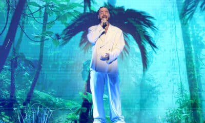 Fotografía del 17 de octubre de 2024 cedida por Telemundo donde aparece el cantante colombiano J Balvin cantando durante la ceremonia de entrega de los premios Billboard de la Música Latina, en el Jackie Gleason Theatre en Miami Beach, Florida (EE.UU.). EFE/Alexander Tamargo/Telemundo /SOLO USO EDITORIAL /NO VENTAS /SOLO DISPONIBLE PARA ILUSTRAR LA NOTICIA QUE ACOMPAÑA /CRÉDITO OBLIGATORIO