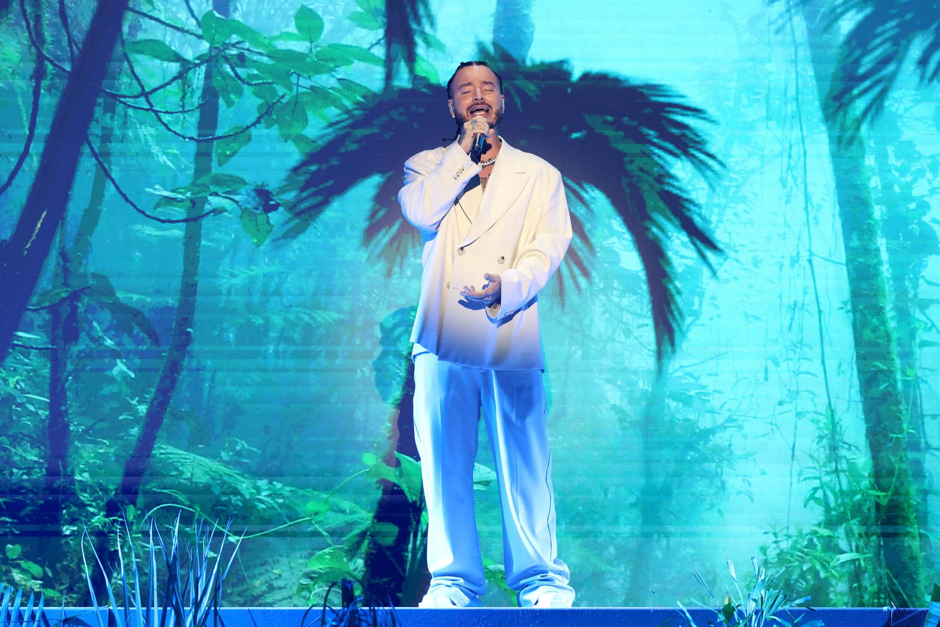 Fotografía del 17 de octubre de 2024 cedida por Telemundo donde aparece el cantante colombiano J Balvin cantando durante la ceremonia de entrega de los premios Billboard de la Música Latina, en el Jackie Gleason Theatre en Miami Beach, Florida (EE.UU.). EFE/Alexander Tamargo/Telemundo /SOLO USO EDITORIAL /NO VENTAS /SOLO DISPONIBLE PARA ILUSTRAR LA NOTICIA QUE ACOMPAÑA /CRÉDITO OBLIGATORIO