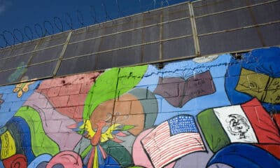 Fotografía de archivo de un mural pintado en el muro fronterizo a lo largo de la frontera entre Tijuana (México) y San Diego (California). EFE/David Maung