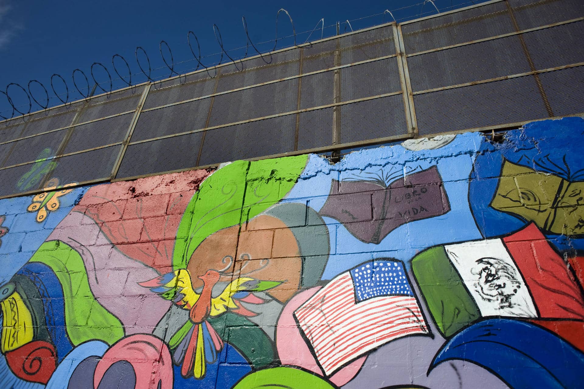 Fotografía de archivo de un mural pintado en el muro fronterizo a lo largo de la frontera entre Tijuana (México) y San Diego (California). EFE/David Maung